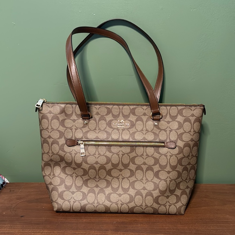 COACH -  F79609 Khaki Saddle Signature Canvas Gallery Tote